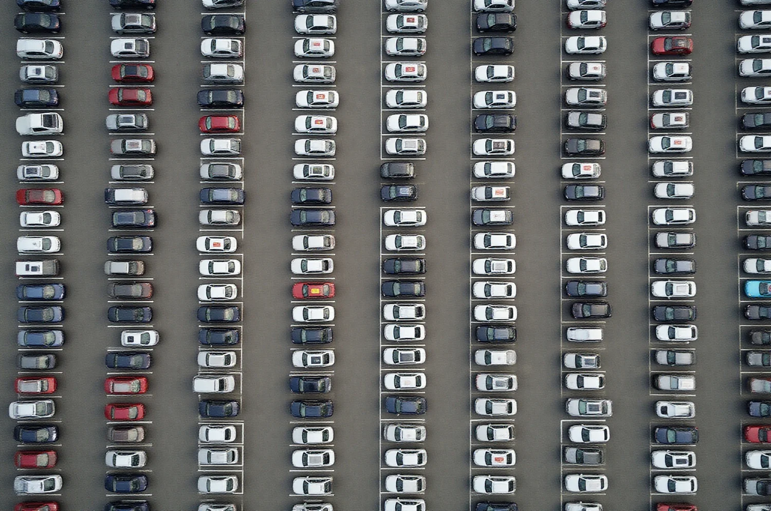 Pilna automobilių stovėjimo aikštelė, vaizdas tiesiai iš labai aukštai